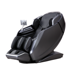 Massagestol Santé Zentai 4D i en lutande position med lyxigt svart läder, sidopaneler och en digital kontrollenhet monterad på stolens sida.