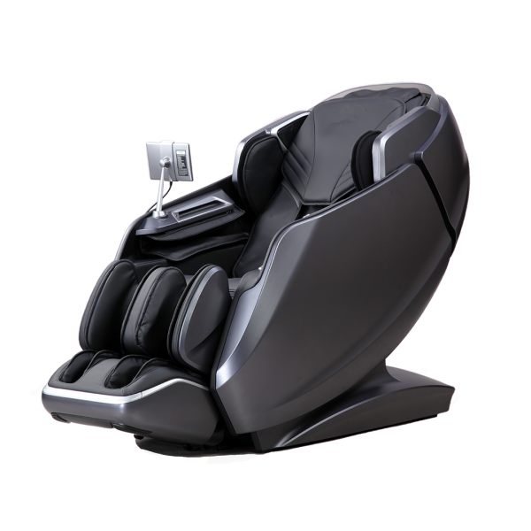 Massagestol Santé Zentai 4D i en lutande position med lyxigt svart läder, sidopaneler och en digital kontrollenhet monterad på stolens sida.